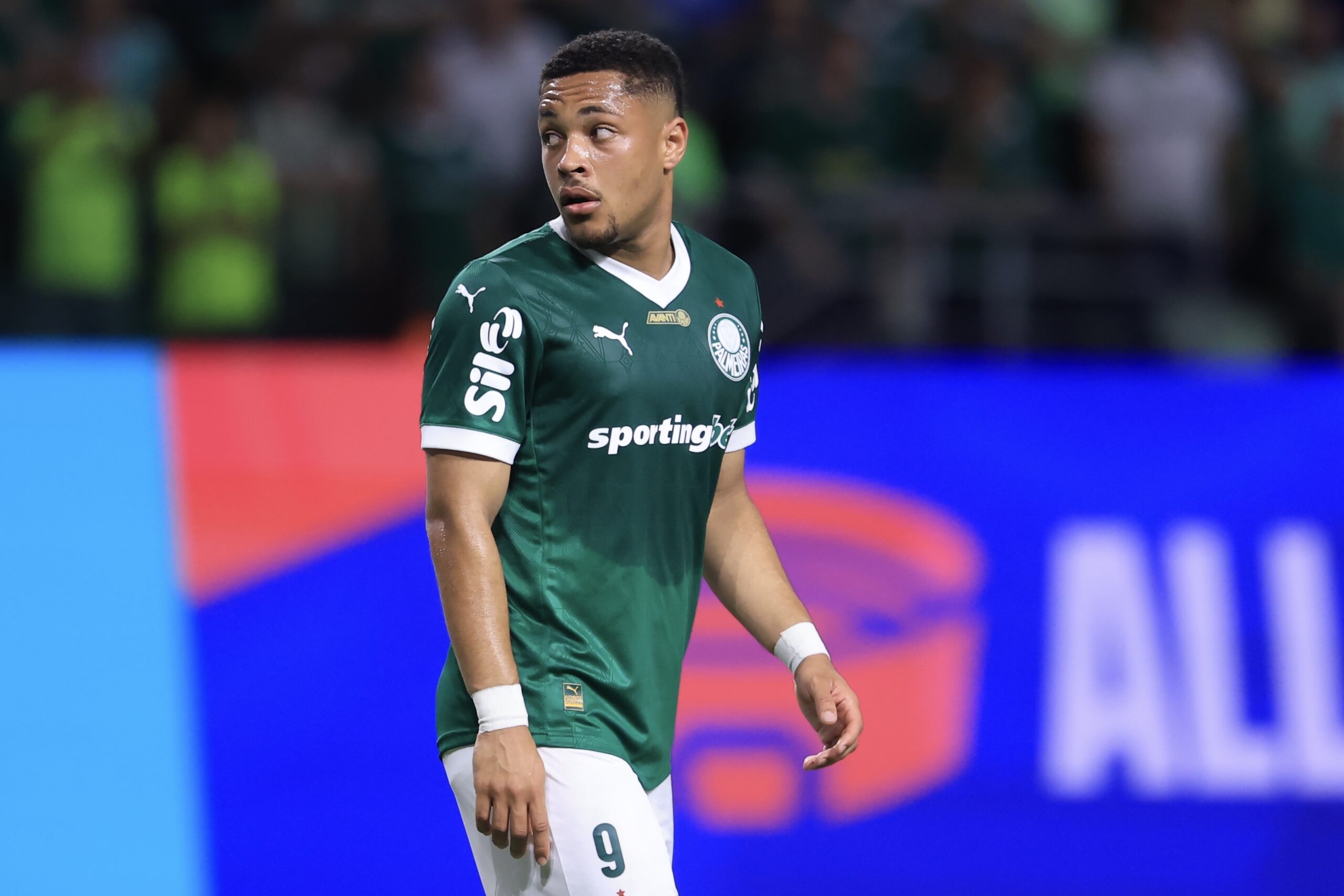 Vitor Roque estreia pelo Palmeiras e chega a marca histórica