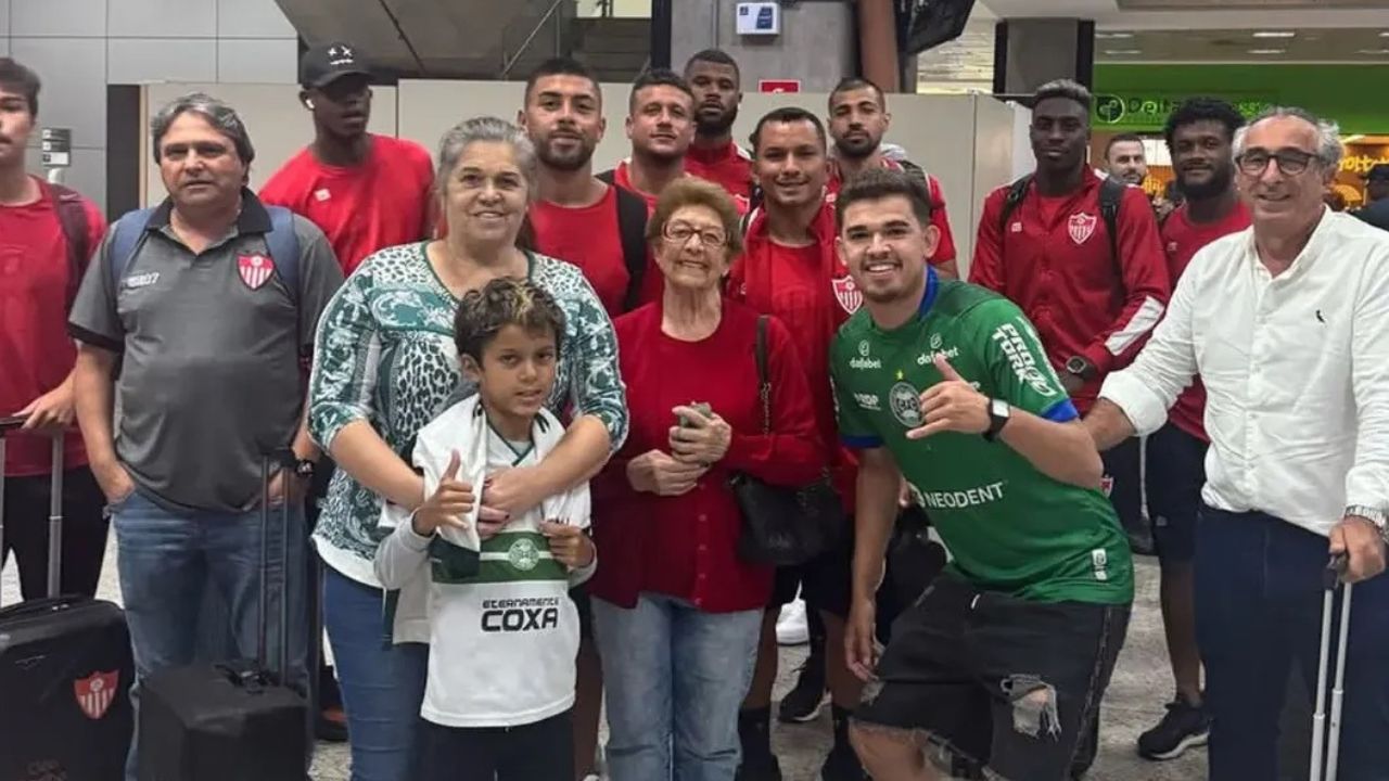 torcedores do Coritiba recepcionam o Guarany de Bagé