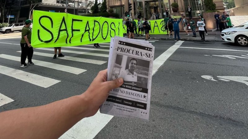 torcida ‘fura bolha’ com protesto em São Paulo
