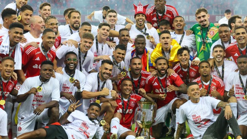 zagueiro criticado celebra título com 14 minutos jogados