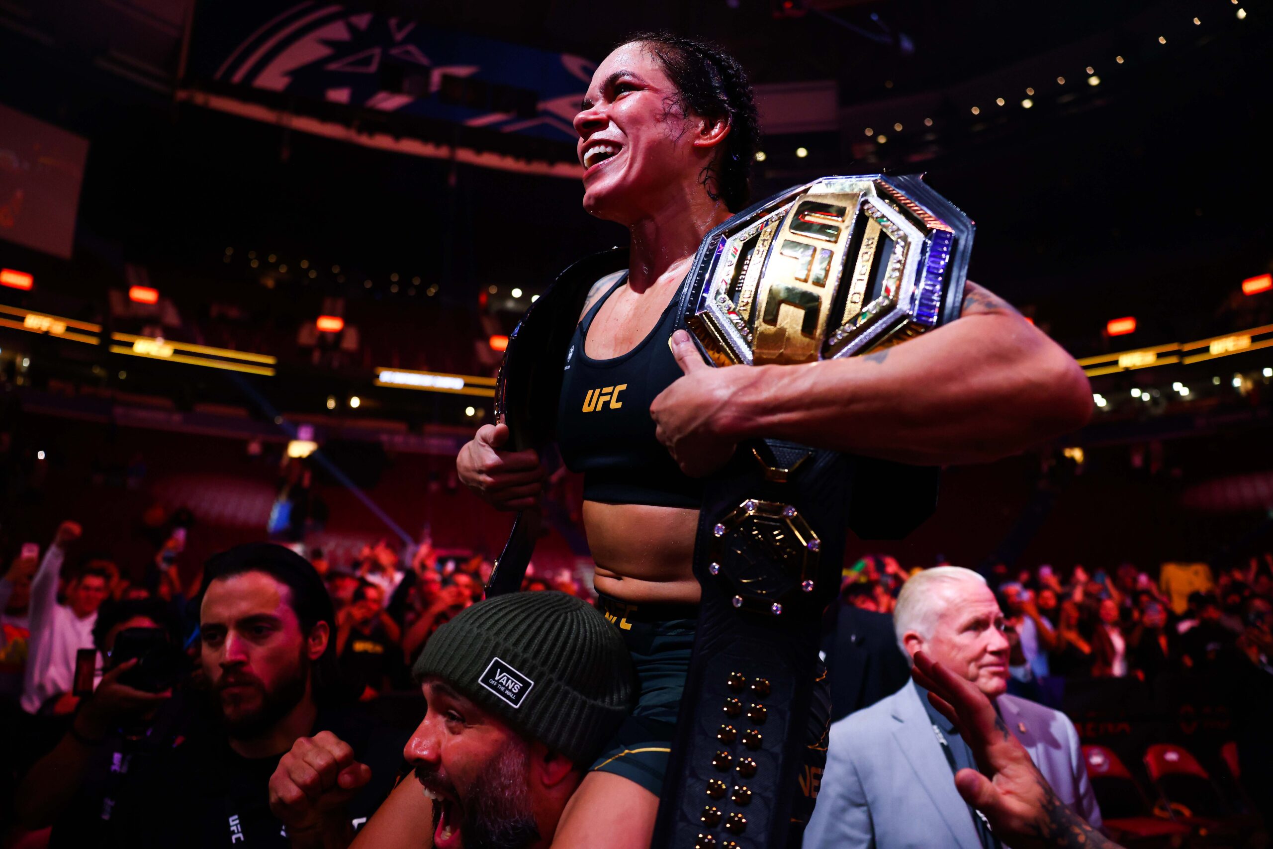 Amanda Nunes deixa aposentadoria e volta ao UFC