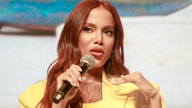 Anitta enfrenta farmacêutica por uso de seu nome em produtos cosméticos