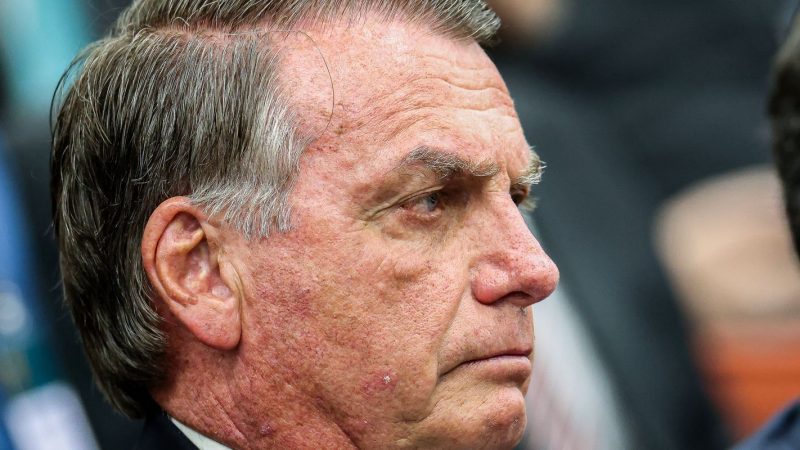 Após cirurgia, Bolsonaro tem quadro clínico estável, diz boletim