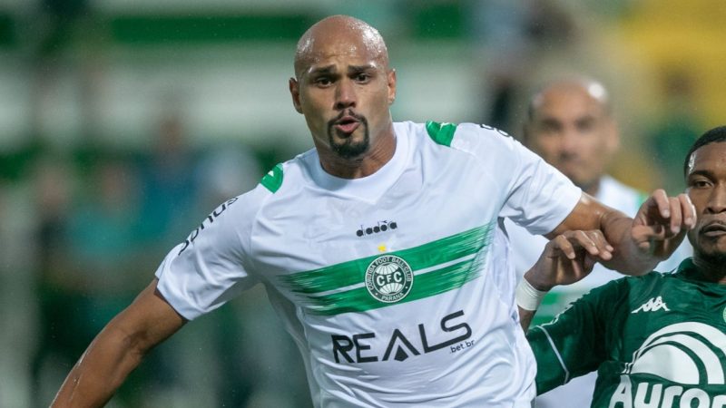 Atacante revela drama familiar após primeiro gol na Série B