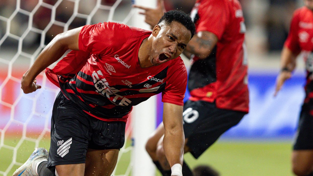 Athletico e Coritiba assumiram a liderança, e o Operário entregou-se
