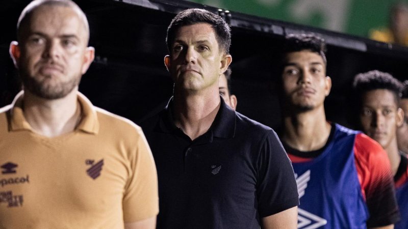 Athletico vai subir e brigar por título da Série B, garante Barbieri