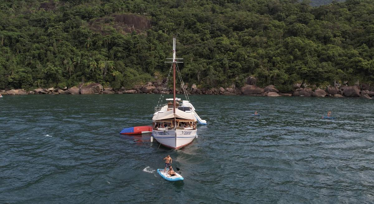 Barco-hostel em Paraty permite mergulhos e trilhas – 11/04/2025 – Turismo
