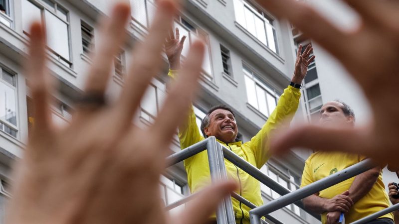 Bolsonaro nega tentativa de golpe e diz esperar por “ajuda externa”