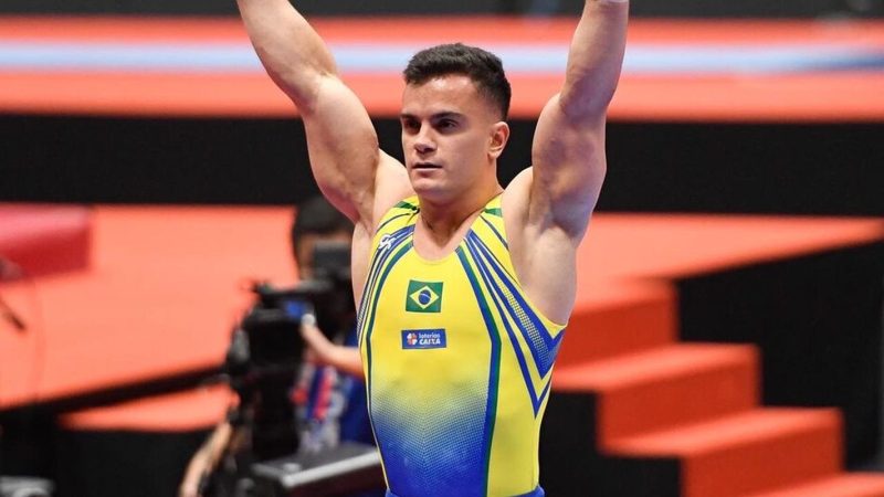 Caio Souza vai à final das barras paralelas em etapa da Copa do Mundo