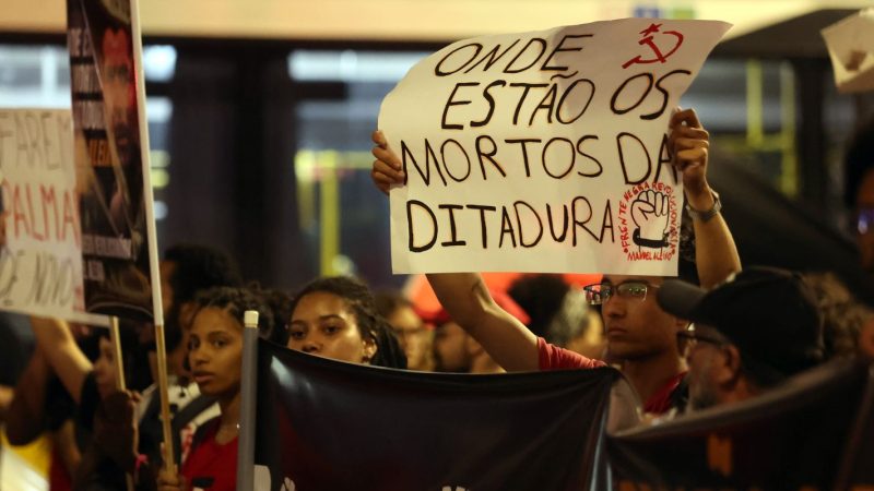 Cordão da Mentira faz desfile “para adiar o fim do mundo”