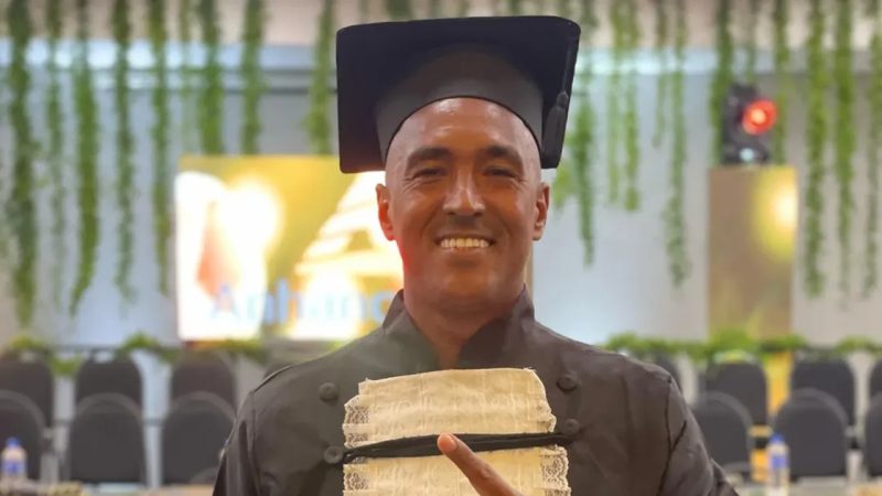 Douglas Silva, campeão brasileiro, se forma em faculdade no Rio