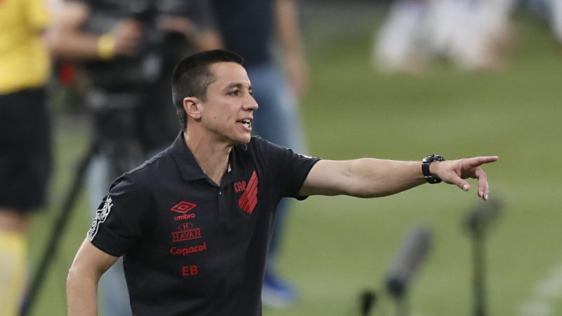 Eduardo Barros, ex-Athletico, é o primeiro demitido da Série B