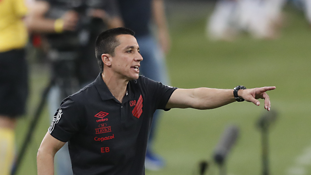 Eduardo Barros, ex-Athletico, é o primeiro demitido da Série B