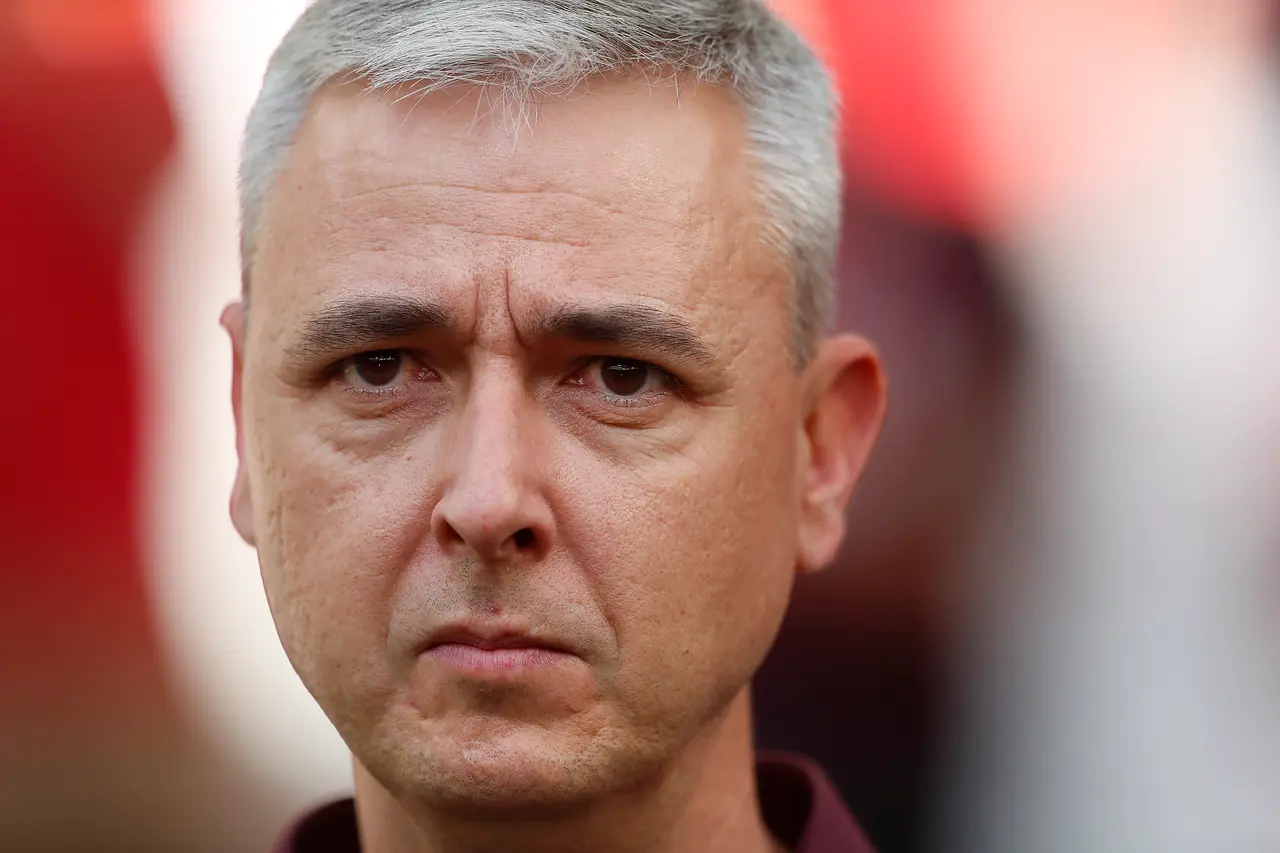 Especulado, Tiago Nunes tem trabalho duro no Chile