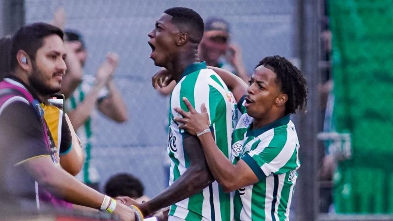 Ex-Athletico, Matheus Babi decisivo e marca primeiro gol por clube da Série A