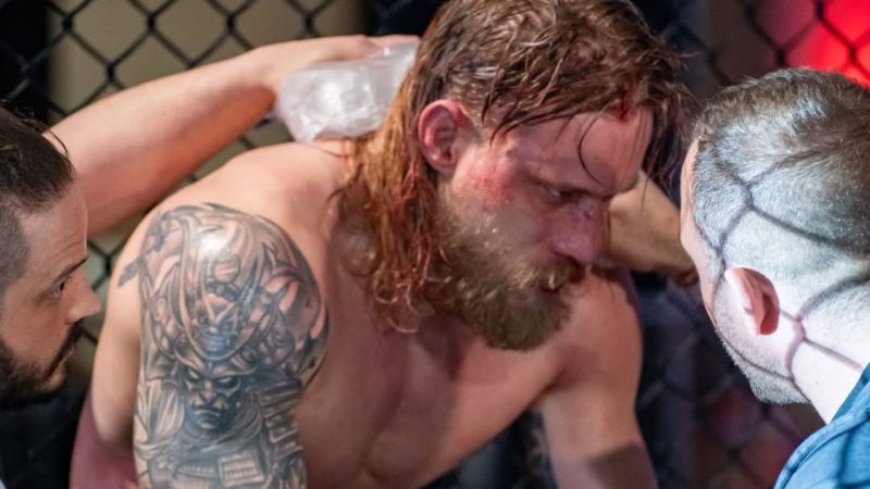 Ex-UFC, Mariusz Ksiazkiewicz nocauteia agressor ser esfaqueado no peito