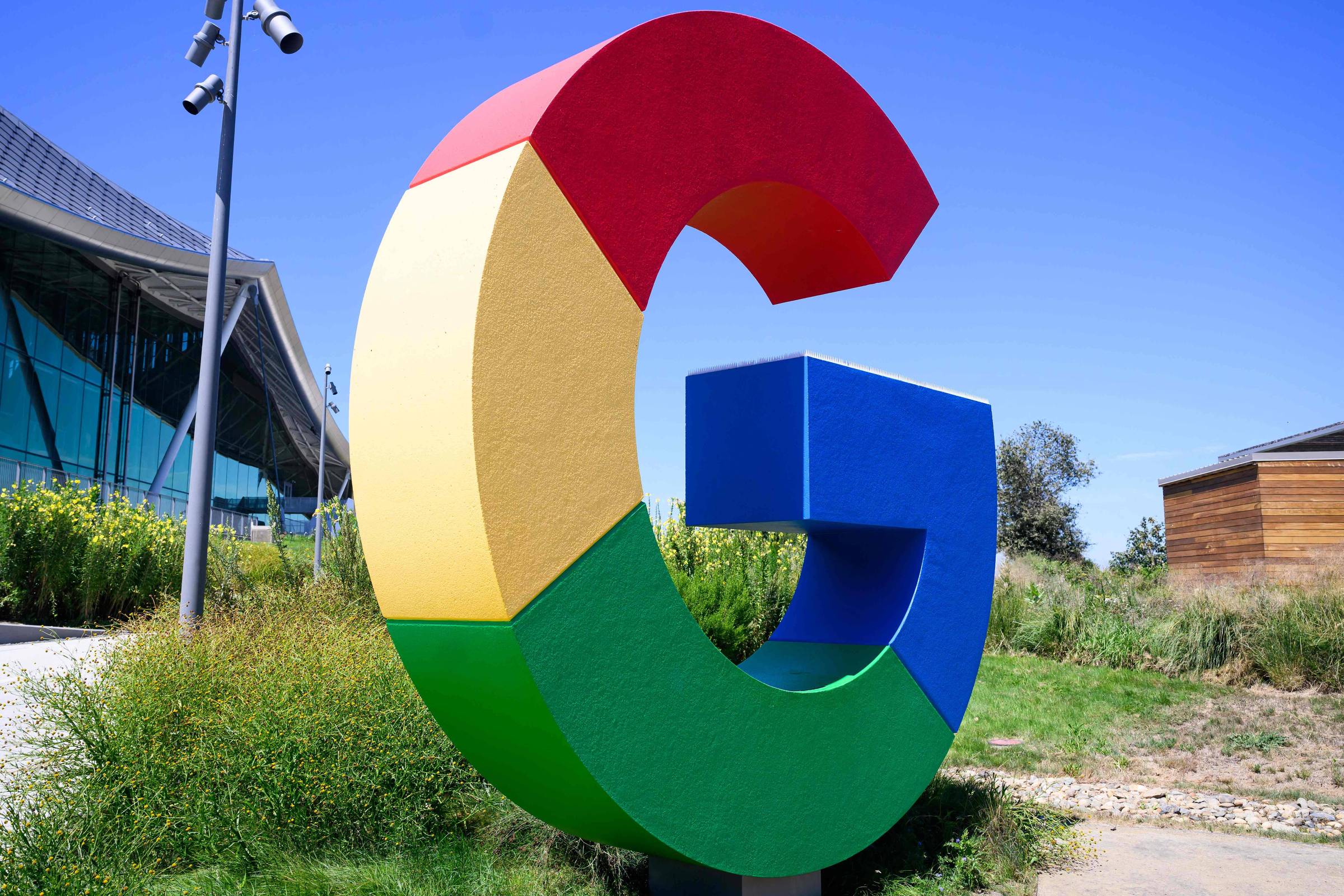 Google alerta para aumento em anúncios falsos com IA – 16/04/2025 – Tec