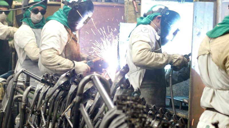 Indústria cai 0,1% em fevereiro e soma 5 meses sem crescimento