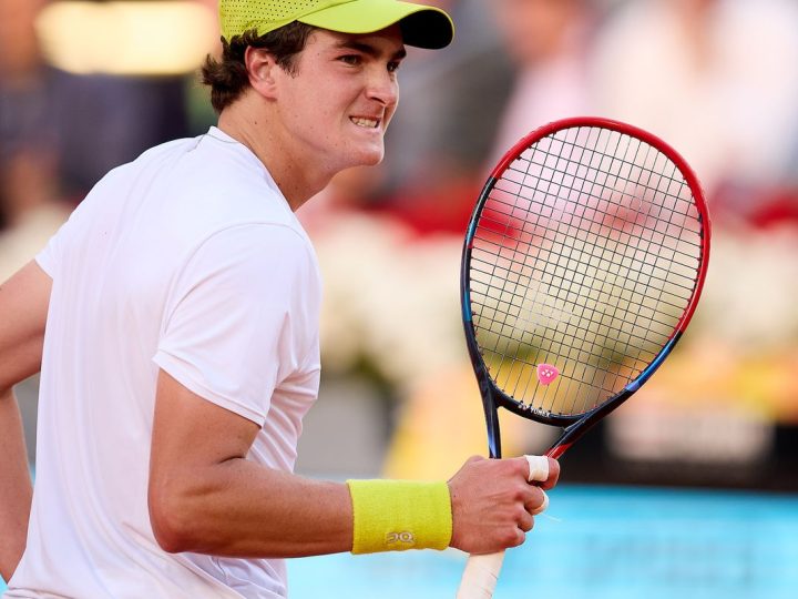 João Fonseca vai à 1ª semi de ATP 500 após abandono de rival no 3º set