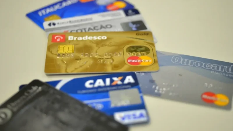 Juros do cartão de crédito rotativo avançam e chegam a 445% ao ano