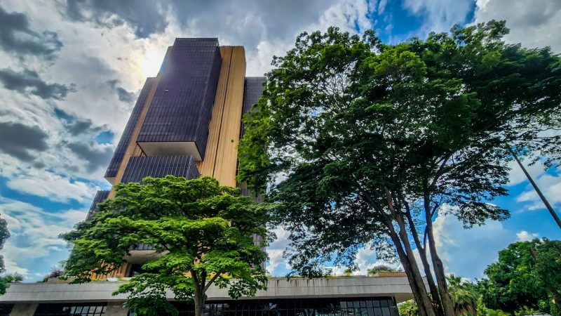 Juros médios cobrados pelos bancos chegam a 43,7% ao ano em fevereiro