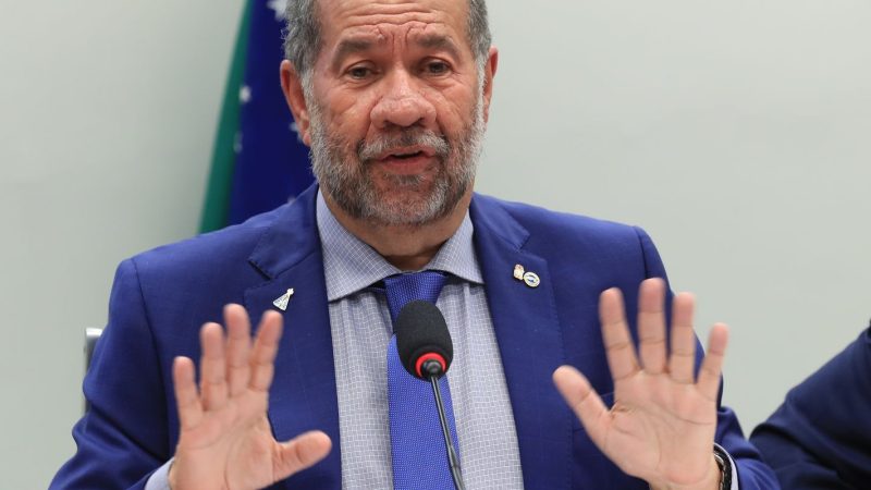 Após escândalo no INSS, Carlos Lupi pede demissão do cargo