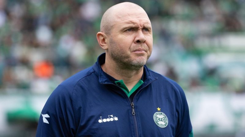 Mozart aprova gramado sintético da Chapecoense em dia de fim de tabu
