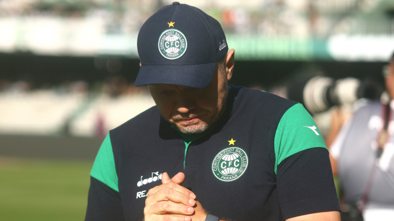 Mozart organiza o Coritiba, que nem viu o inexistente Operário