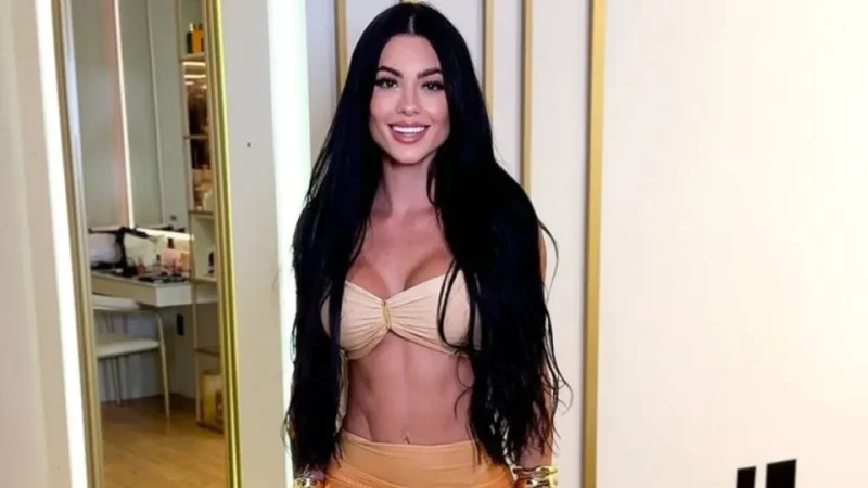 Namorada de Belo exibe tatuagem íntima de biquíni e chama a atenção
