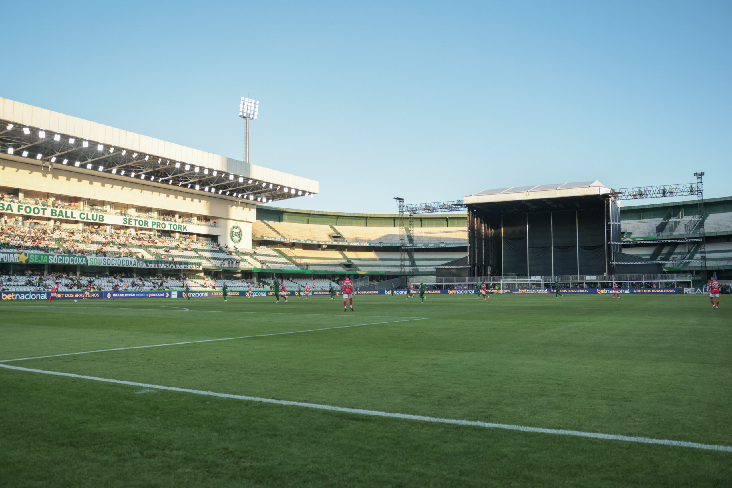 Olivia Rodrigo ignora show no estádio do Coritiba e causa polêmica