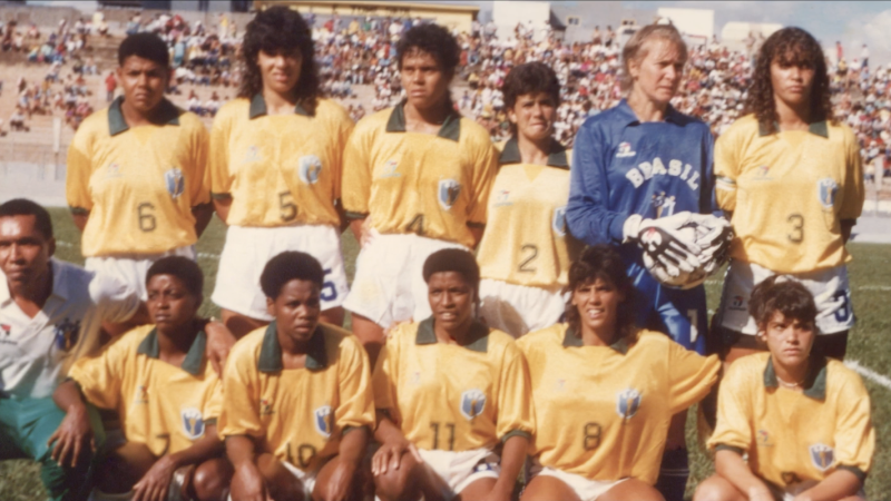 Primeira seleção feminina de futebol do Brasil é tema de documentário