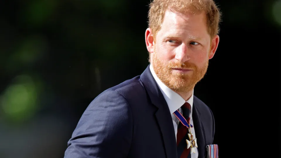 Príncipe Harry “sentiu-se forçado” a deixar de trabalhar para a realeza