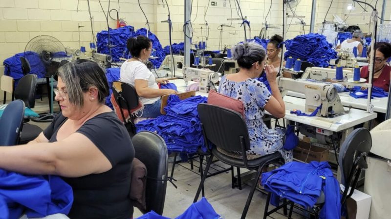 Produção de uniformes escolares de inverno está a todo vapor em Hortolândia – Jornal Aqui Paulínia