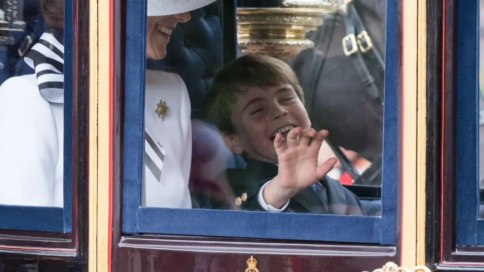 Realeza britânica divulga adorável vídeo do príncipe Louis