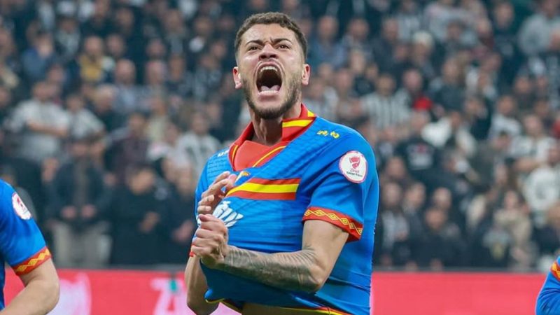Rômulo, ex-Athletico, marca hat-trick e brilha na Europa