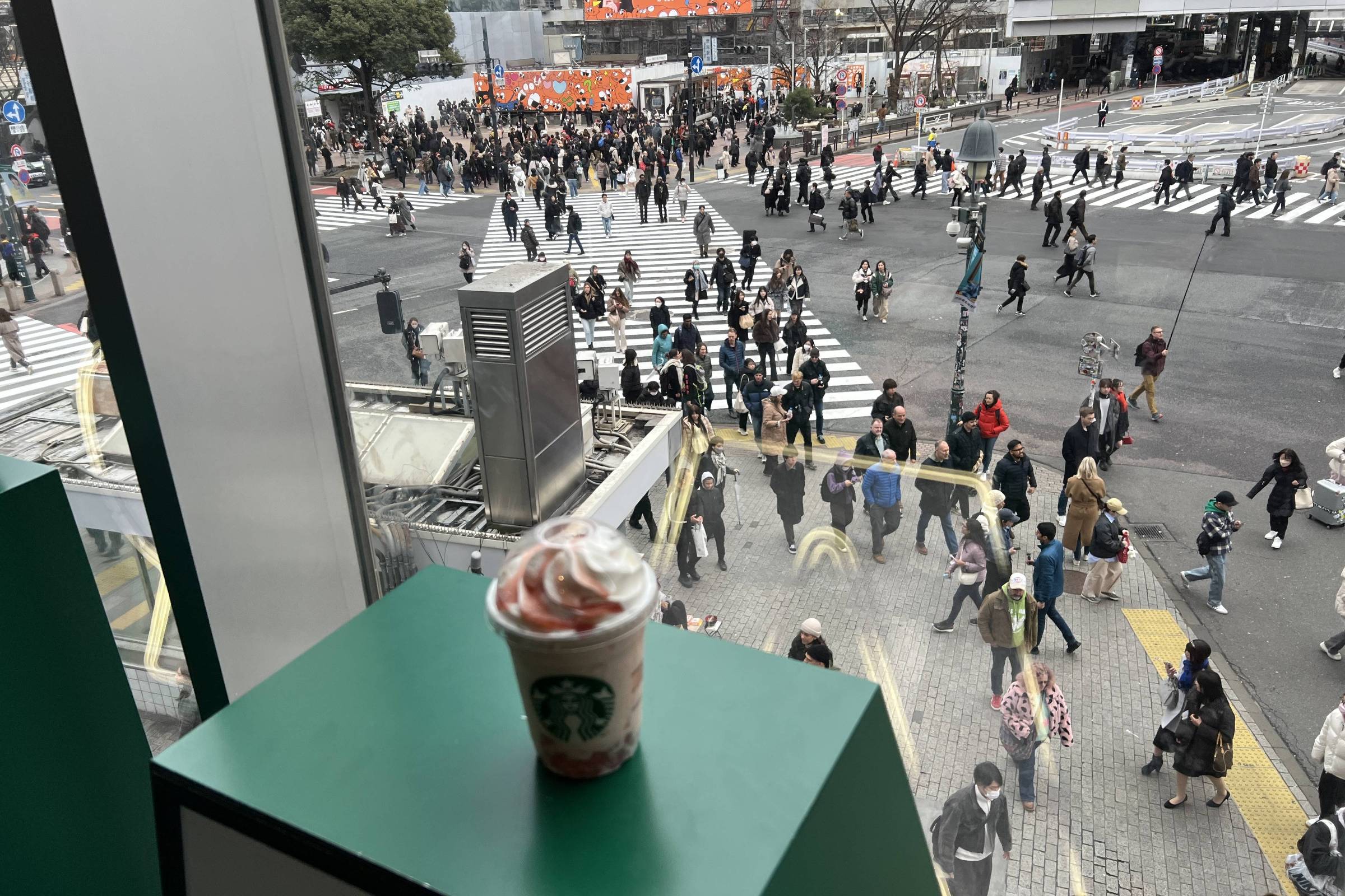 Starbucks com vista do Shibuya Crossing é cilada; vídeo – 30/04/2025 – Café na Prensa
