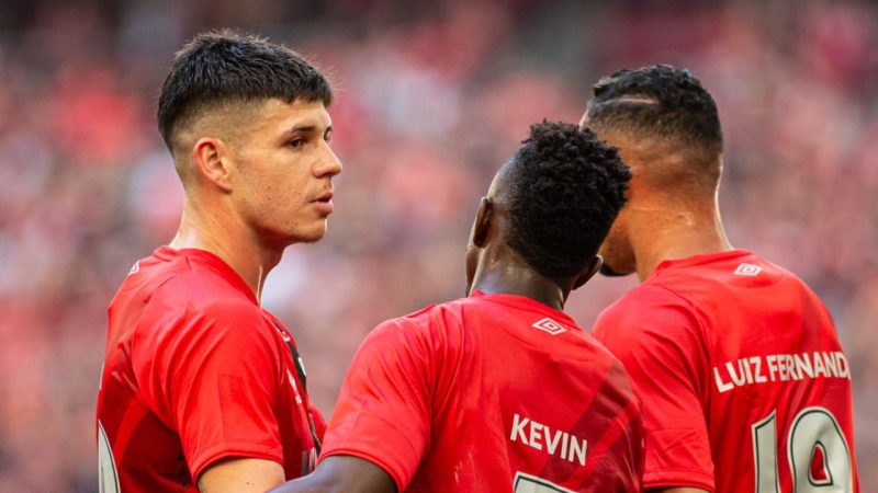 Zapelli mudou “da água para o vinho” no Athletico, mas precisa de maturidade