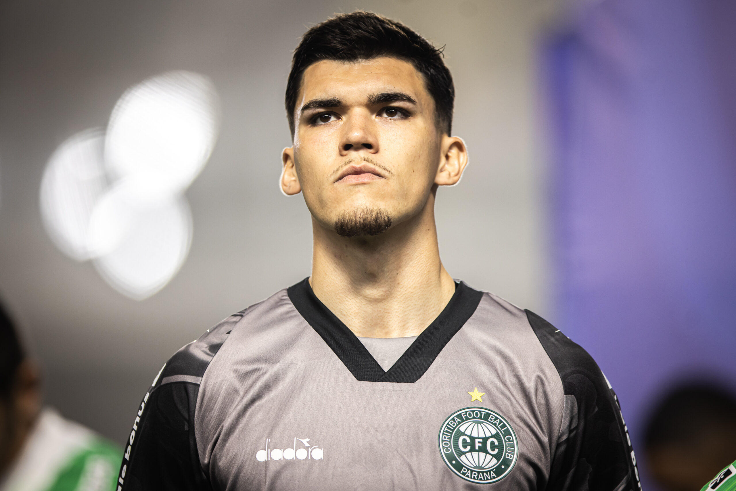 com mão enfaixada, Pedro Morisco volta aos treinos