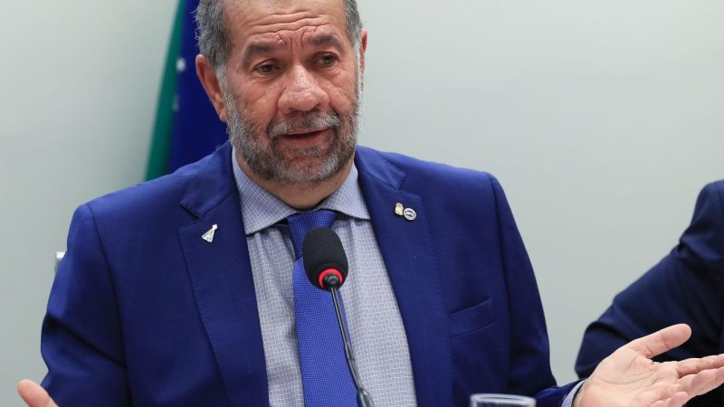 Após fraude no INSS, Lupi pede demissão do Ministério da Previdência