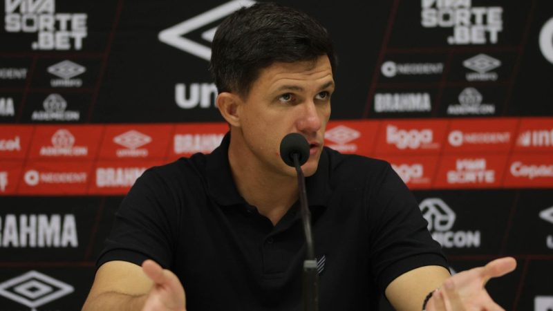 Athletico: Barbieri mexeu e remexeu no fraco time e foi vaiado no final