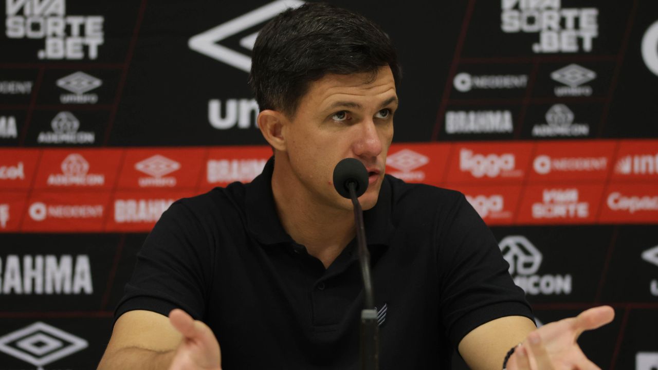 Athletico: Barbieri mexeu e remexeu no fraco time e foi vaiado no final