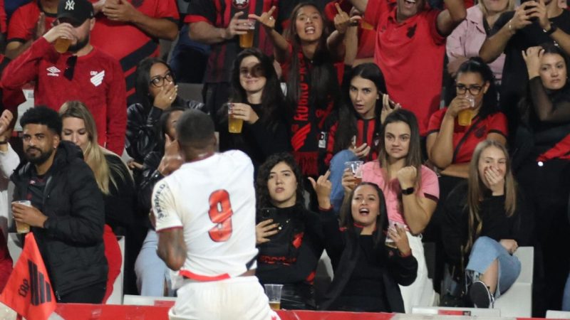 Atitude de Petraglia revolta torcida do Athletico após vexame