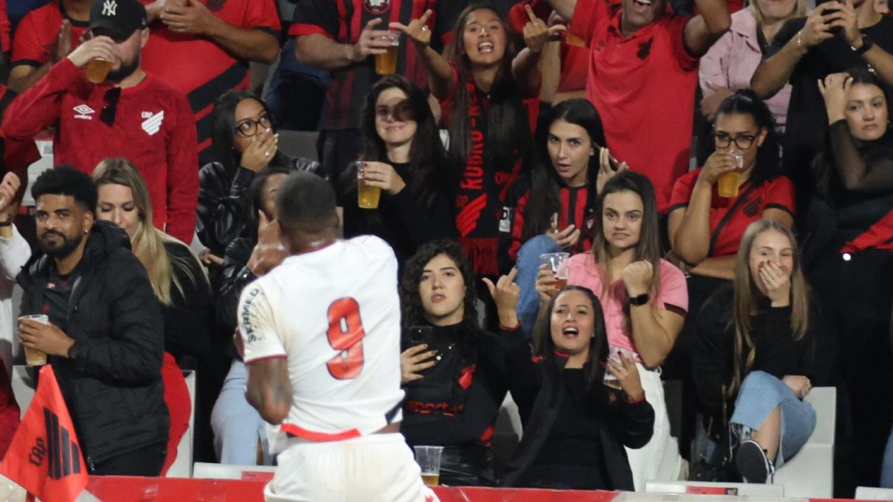 Atitude de Petraglia revolta torcida do Athletico após vexame