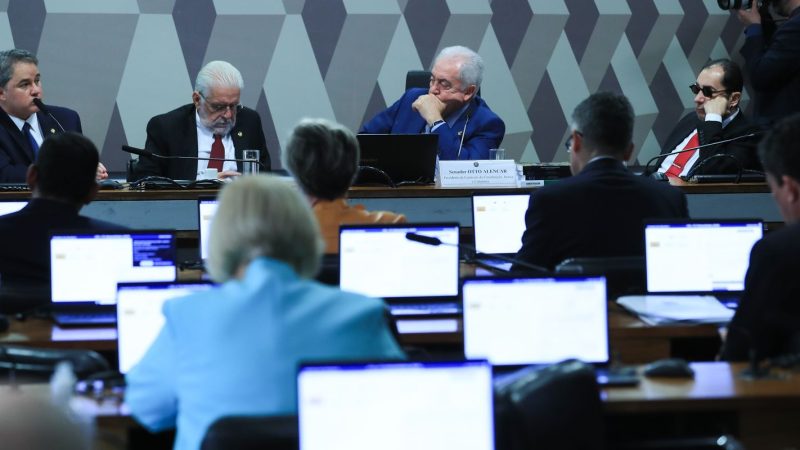 CCJ do Senado adia votação sobre fim da reeleição para presidente