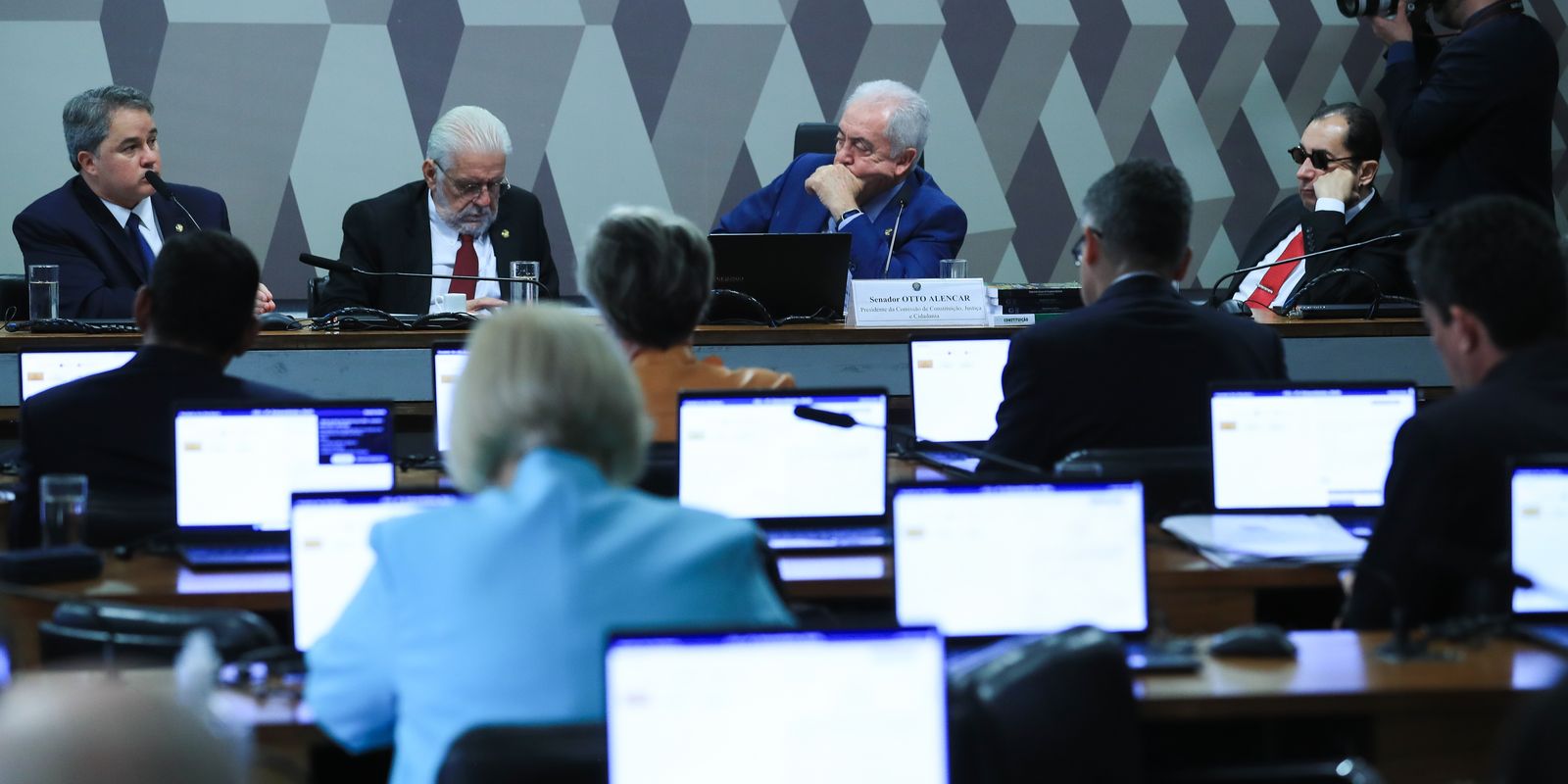 CCJ do Senado adia votação sobre fim da reeleição para presidente