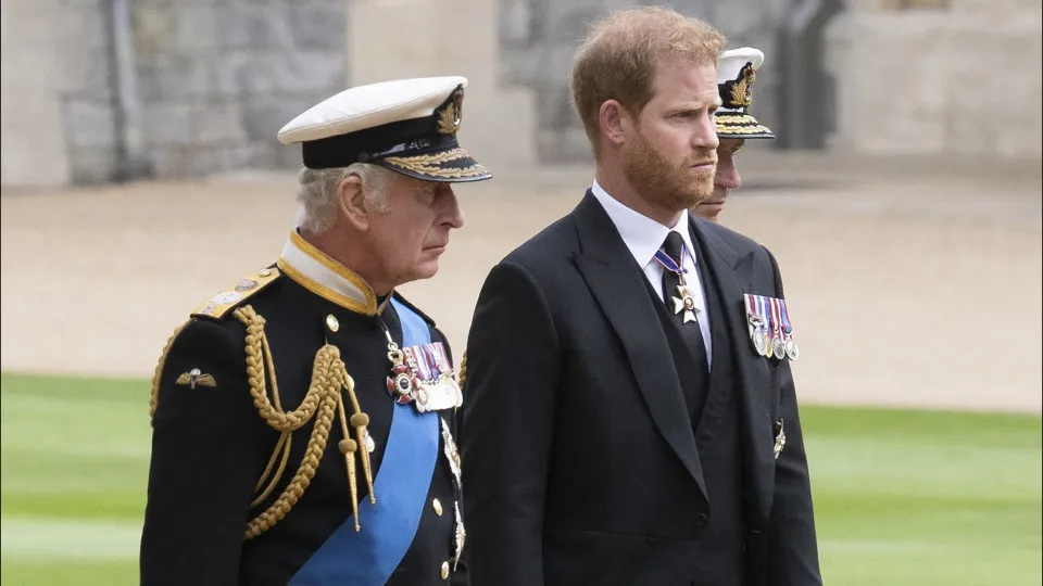 Charles fica ‘irritado’ e ‘frustrado’ com declarações do príncipe Harry