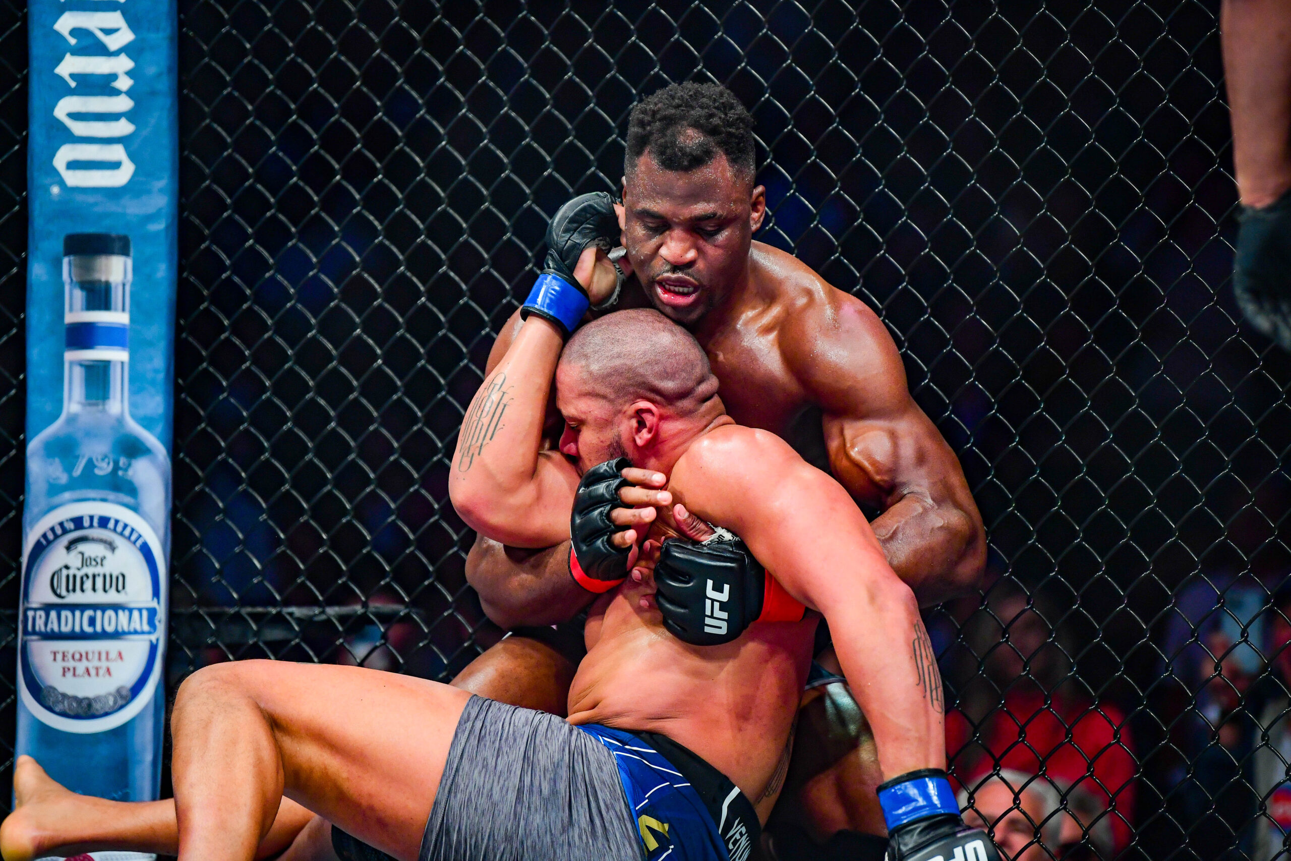 Francis Ngannou, lenda do MMA, atropela e mata jovem