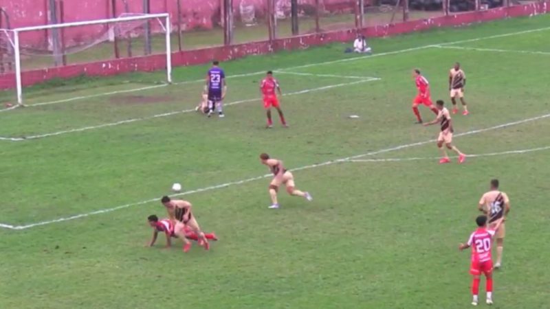Goleiro “esquece” jogo e leva gol bizarro do Athletico; veja o lance