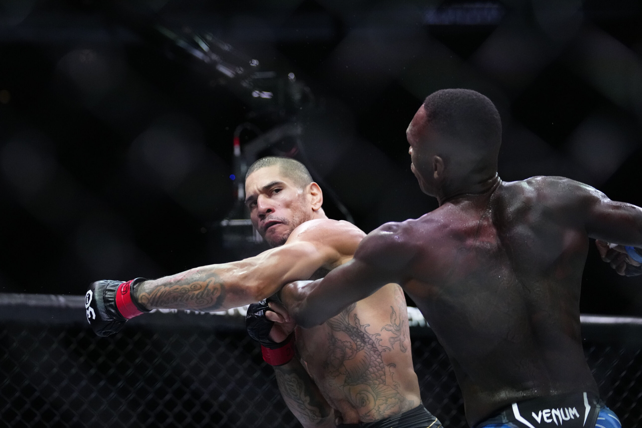Israel Adesanya revela uso de psicodélico antes de encarar Alex Poatan