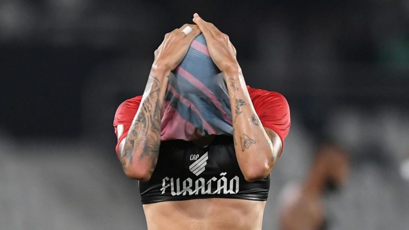 Kaique Rocha, ex-Athletico, fica sem espaço no Internacional